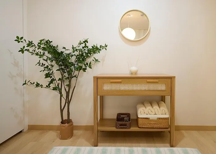 Cozy House - 10 Mins From Subway Line 2