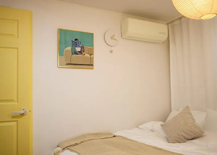 Cozy House - 10 Mins From Subway Line 2