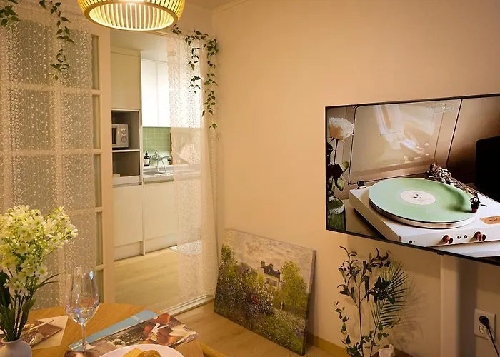 Cozy House - 10 Mins From Subway Line 2 アパート