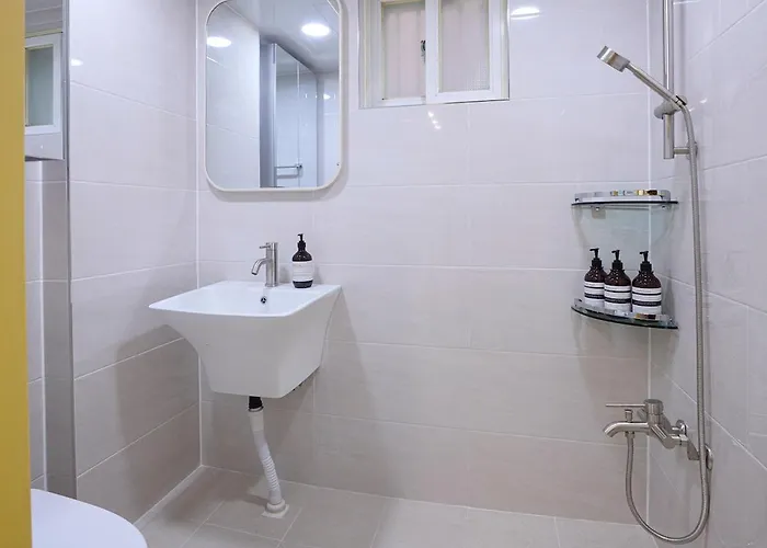Cozy House - 10 Mins From Subway Line 2
